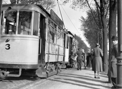 86381 Afbeelding van enkele electrische trams van het G.E.T.U op de Amsterdamsestraatweg te Zuilen (ter hoogte van het ...